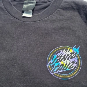 T-shirt Santa Cruz Skateboards nera adulto media viola giallo blu logo fiamma - Foto 1 di 7