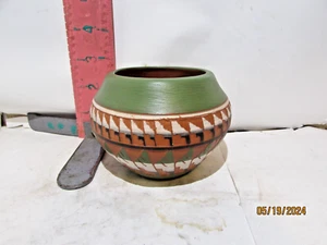 NAVAJO LITTLE POTTERY JUG -SIGNED NEZ / SMILEY FACE / NAVAJO - Picture 1 of 3