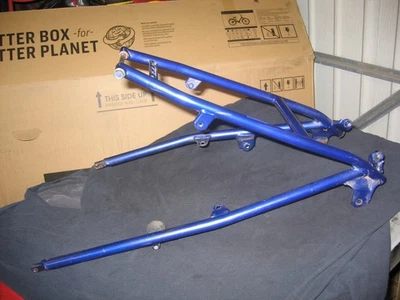 Yamaha YZ125 y YZ250 1998 1999 OEM subchasis marco trasero recto 5DH-21190-00-P0 Foto 1 de 4