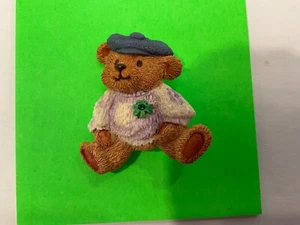 Avon St. Patrick's Day Teddybär Pin im Kleeblatt Pullover Vintage Anstecknadel 2000 - Bild 1 von 2