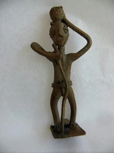 ANTIQUE AFRICAN BRONZE STATUE GOLD WEIGHT MAN WALKING STICK CARRYING BOWL FIGURE - Picture 1 of 3