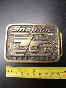 Hebilla de cinturón Snap On 70 aniversario 1920-1990 latón macizo - Hecho en EE. UU. - Imagen 1 de 9