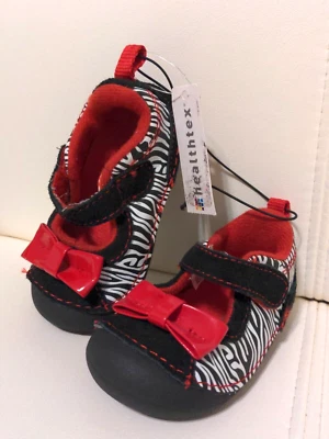 NUEVO Zapatos Healthtex Mary Jane, TALLA 3 Niñas Pequeñas Estampado de Cebra Negro/Blanco/Rojo Foto 1 de 4