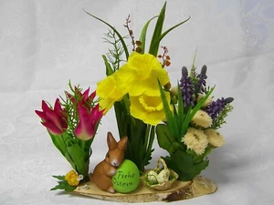 Ostergesteck künstlich, Hase mit Ei auf Holzscheibe, Seidenblumen, Frühling - Bild 1 von 9