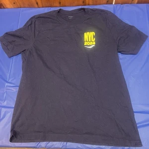 CAMISETA MARATÓN SAUCONY NYC 2024 AZUL HOMBRE XL - Imagen 1 de 5