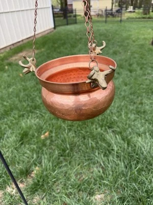 Maceta colgante ornamentada de cobre latón cabezas de toro hecha a mano maceta tribal occidental Foto 1 de 4
