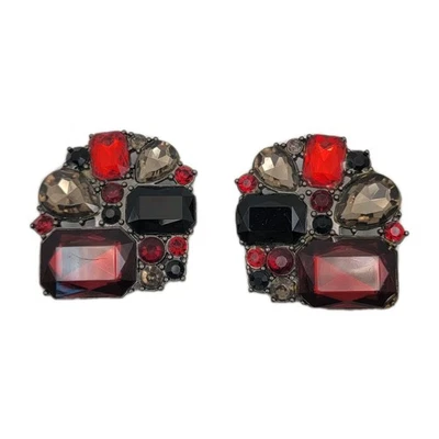 Pinzas para zapatos gruesas de diamantes de imitación rojas y negras firmadas Foto 1 de 4