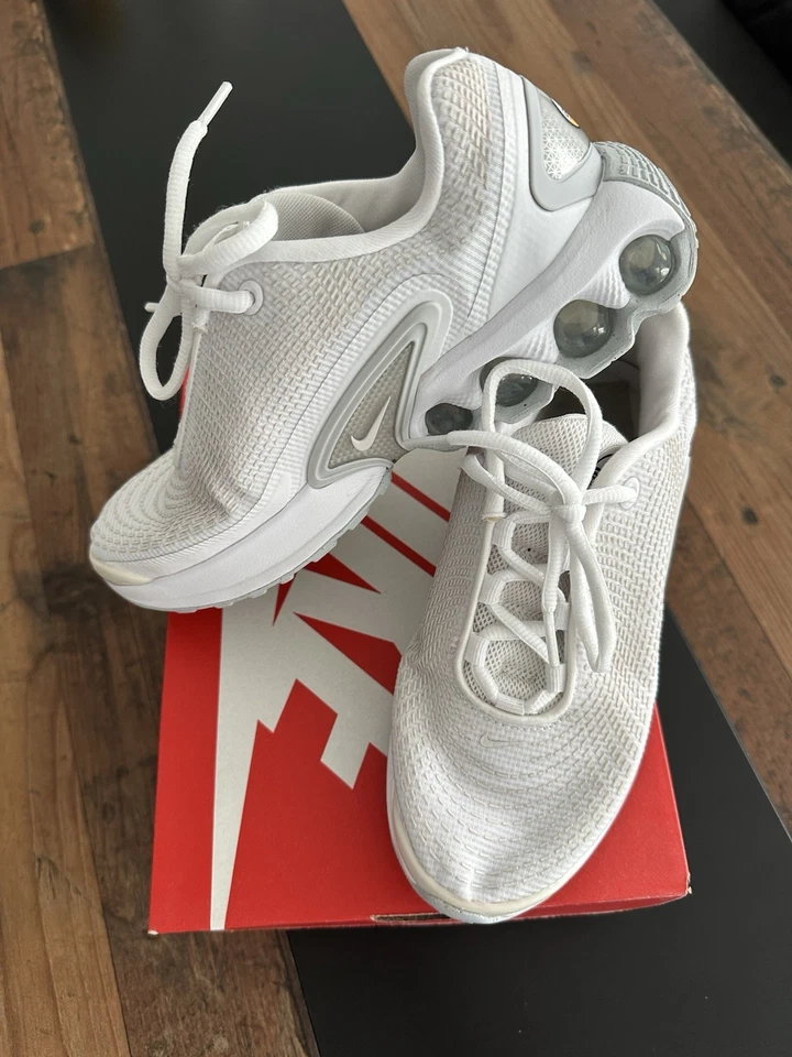 Ich verkaufe Nike Sportschuhe Größe 37,5 Bequem, weich, leicht,kaum benutzt.  - Bild 1 von 2