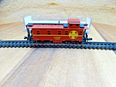 Life Like N Gauge 34' Santa Fe ATSF 1943 Rear Cupula Caboose - Image 1 of 4