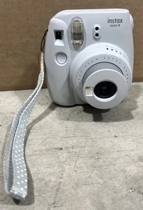 FujiFilm Instax Mini 9 Instant Film Camera Green Excellent - Picture 1 of 14