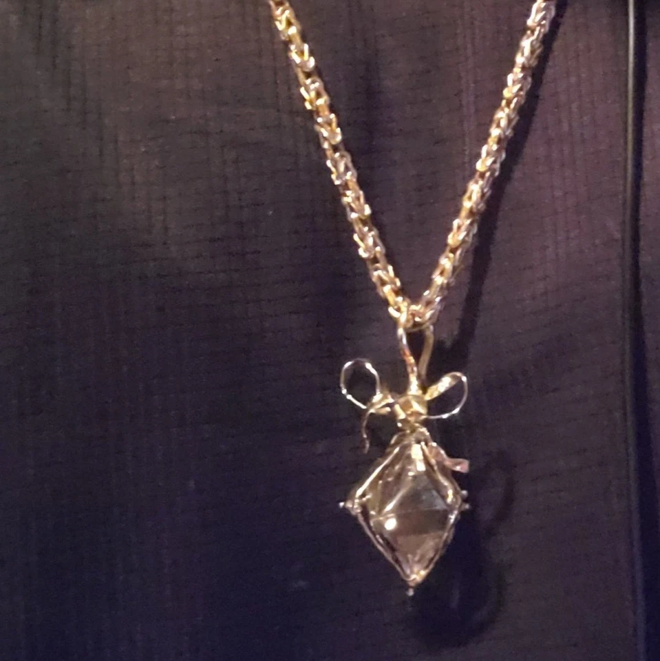 Colgante de diamantes pulidos en bruto con cadena de oro macizo de 14kt. Foto 1 de 4