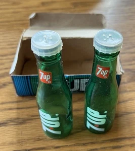BOTELLA DE VIDRIO 7UP VINTAGE AÑOS 70 SALERO Y PIMENTERO EN CAJA - Imagen 1 de 6