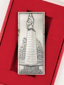 DDR, Plakette " Nationale Mahn- und Gedenkstätte Ravensbrück" in zugehörigem Etu - Picture 1 of 9