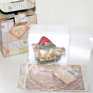 Figura Enesco Calico Kittens 119664 Paws-ing To Say Meowy Navidad 2004 NUEVO - Imagen 1 de 6