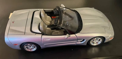 Coche fundido a presión Chevy Corvette C5 1997 plateado Bburago, 1:18, caja de acrílico  Foto 1 de 4