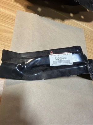 Suporte frontal genuíno Mitsubishi 5220B236 - Imagem 1 de 4