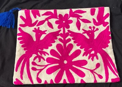 Bolso sin asas Flora Fauna rojo beige lona borla azul Two's Company Foto 1 de 4