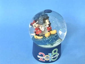 Mini globo de nieve Mickey Minnie 2018 de Walt Disney World Parks The Year To Be Here - Imagen 1 de 10