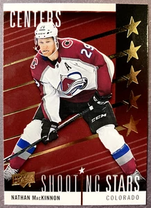 2019-20 UD Shooting Stars Centers Red #SSC-5 Nathan MacKinnon Colorado Avalanche - Foto 1 di 2
