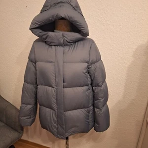 Plumón mujer uniqlo talla M, buen estado, color gris. PVP 109,90 EUROS - Imagen 1 de 9