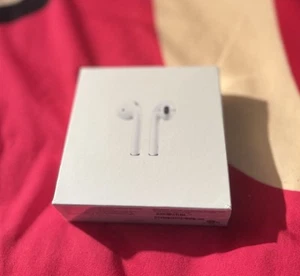 Apple AirPods 2nd Generation with Charging Case - White - Photo 1 sur 1