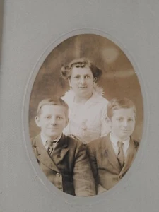 Antiguo Gabinete Tarjeta Fotografía Madre con Dos Hijos Sonrisas Descaradas Halifax - Imagen 1 de 3