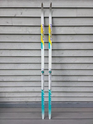 Esquís de nieve antiguos VERDES BLANCOS PELTONEN GRAPHITE ASTRA medidas 74" DE COLECCIÓN Foto 1 de 4