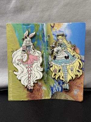 Juego de 2 prendedores de Alicia en el País de las Maravillas Mamobot •Nuevo• Foto 1 de 4