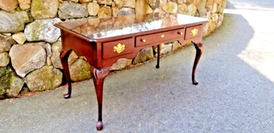 Mesa aparador vintage STATTON Chippendale St. Cherry 3 cajones con vidrio superior Foto 1 de 4