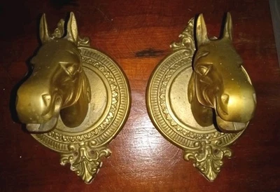 Antiguo juego de 2 cabezas ecuestres de caballo de latón de mediados del siglo XX Foto 1 de 4