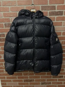 Chaqueta corta Moncler Maya para hombre talla 7 azul marino auténtica $1775 venta al por menor - Imagen 1 de 23