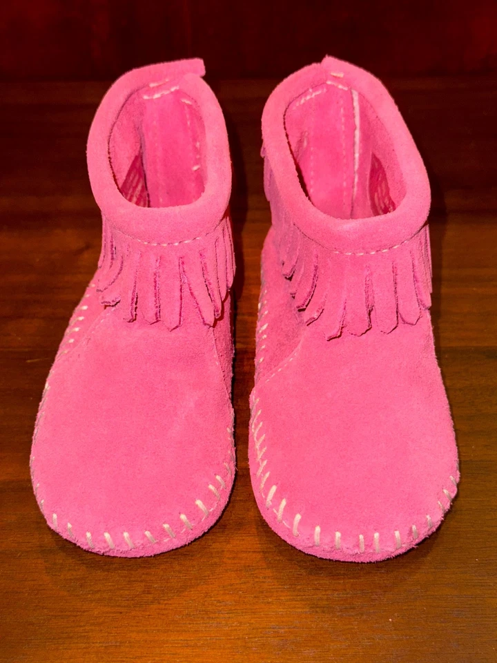 Botín Minnetonka Cuero Rosa Gamuza Flecos Correa Trasera 1180 Infantes EE. UU. Talla 5 Nuevo en Caja Foto 1 de 4