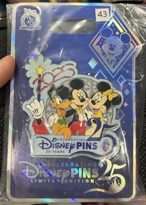 2025 Disney Celebrating 25 Years Pin Event Welcome Gift Mickey Pluto LE 1275 - Bild 1 von 1