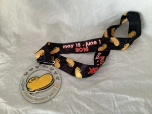 Run Disney Virtual Running Shorts 5K 2016 Medal Metal Mickey Shoe - Imagen 1 de 3