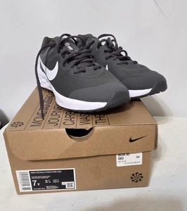 Nike Revolution 6 NN (GS) Sneakers da ragazzo grigio scuro/bianco - taglia 7 anni nuove con etichette DD1096-004 - Foto 1 di 8