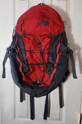 Mochila para computadora portátil The North Face Borealis Flex Vent roja y gris senderismo Foto 1 de 4