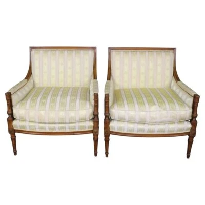 Par fino de sillas Bergere francesas Luis XVI talladas en nogal con respaldo cuadrado Foto 1 de 4