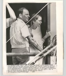 Icónico cantante actor Frank Sinatra y Mia Farrow en yate foto de prensa de colección 1965 - Imagen 1 de 2