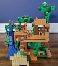 Lego Set Minecraft Treehouse 21125 With Manuels, slightly incomplete