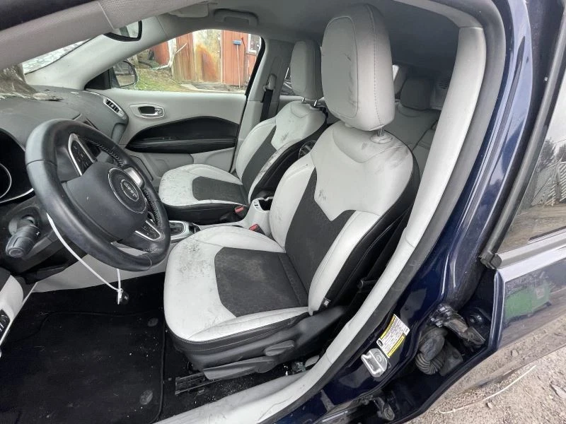 Jeep Compass 2017-2023 asiento delantero izquierdo manual dos tonos blanco/negro TC:G7XS 54091 Foto 1 de 4