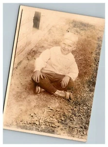 Cartolina d'epoca 1905 RPPC foto di giovane ragazzo biondo seduto nell'erba - Foto 1 di 2