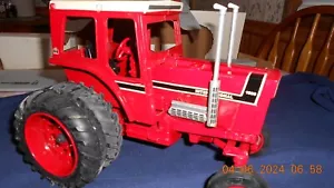Ertl International 1568 V-8 Dual Stacks & Wheels 1/16 Scale Diecast with Cab - Picture 1 of 7