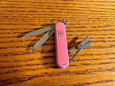 全新带盒 Victorinox 58 毫米瑞士军刀浅粉色经典 SD 0.6223.51 — 第 1/4 张图片