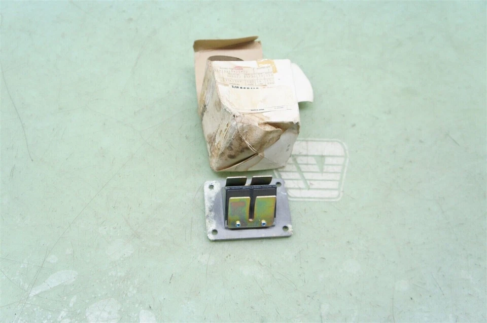 YAMAHA НОВЫЙ 311-13610-01 ТРОСТНИКОВЫЙ КЛАПАН В СБОРЕ RT2 DT2 RT3 YZ125 YZ80 YZ100 MX125 E - Изображение 1 из 4