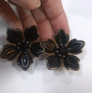 Glas schwarze Blume Ohrringe - unsignierte Trifari Vintage Goldton Clip-Ons - Bild 1 von 6