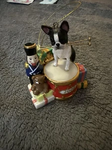 The Danbury Mint 2008 Adorno Anual Navidad Baterista Boston Terrier Cerámica - Imagen 1 de 8