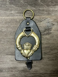 Vintage irisches Claddagh Pferd Messing auf Leder Medaillon Cottagecore - Bild 1 von 6