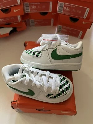 Nuevo Niño Pequeño Nike Legend LE Blanco Verde Negro Talla 2.5c-10c 311572-131 Foto 1 de 4