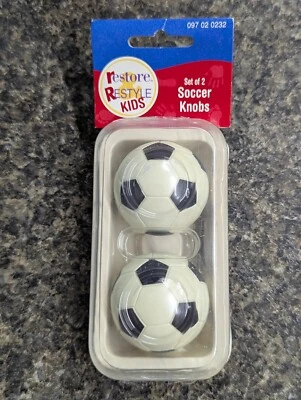 Conjunto de 2 botões de futebol vintage para crianças Restore & Restyle - Novo no pacote - Imagem 1 de 2