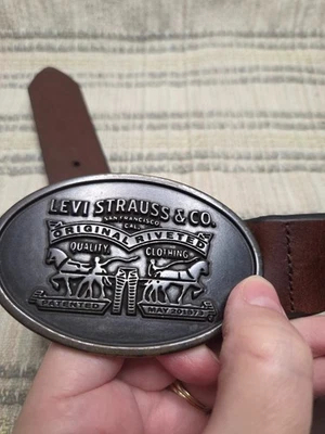 Levi 38 pulgadas Hombre Cinturón Cuero Genuino con Hebilla Levi Stauss Foto 1 de 4